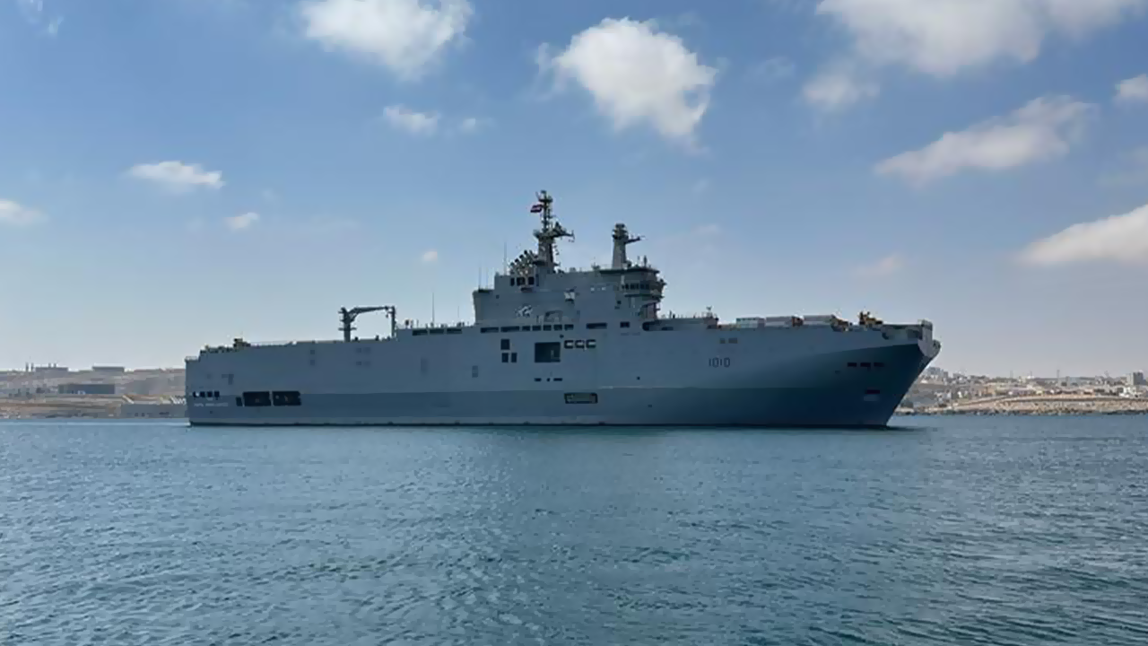 وصول حاملة الطائرات المصرية الميسترال جمال عبد الناصر الي ساحل مدينة طبرق الليبية