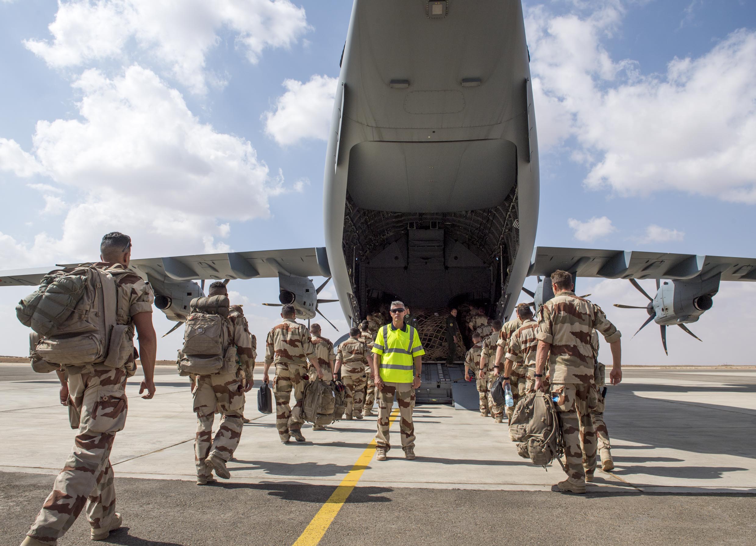 فرنسا تسحب سفيرها وقوات مكافحة الإرهاب وتنهي وجودها العسكري في النيجر