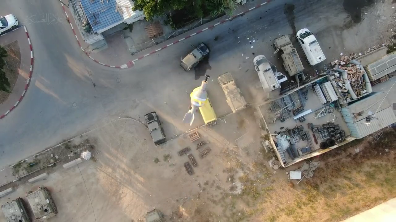 عملية طوفان الأقصي : فيديو يظهر طائرة مسيرة وهي تسقط ذخائر على جنود إسرائيليين