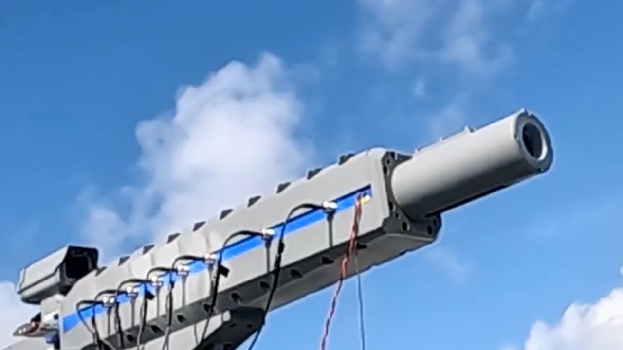 نجحت اليابان في إطلاق أول قذيفة من المدفع الكهرومغناطيسي علي متن السفن لأول مرة في العالم .